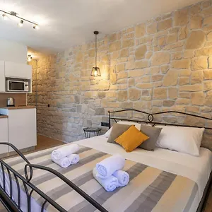 Teona Luxury With Jacuzzi And Garden View Apartman